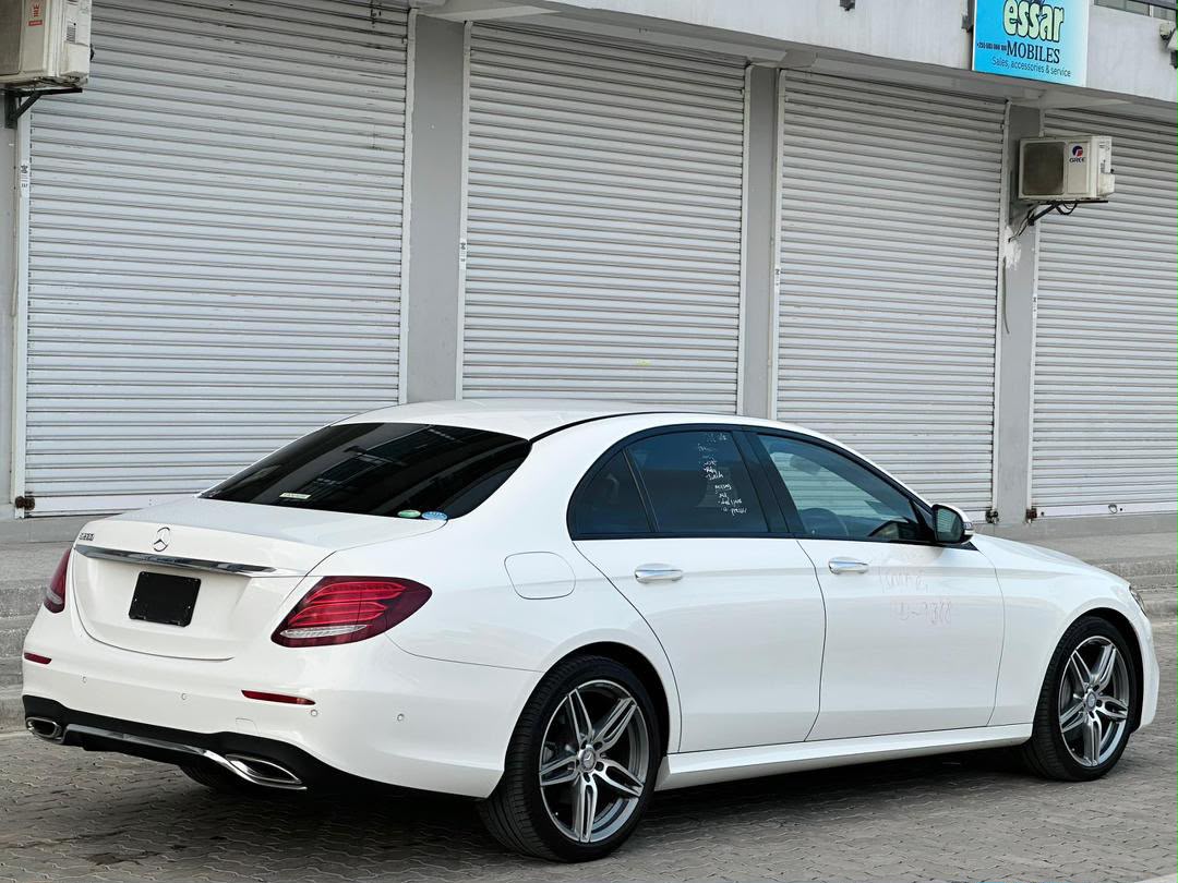 Mercedes E CLASS thumbnail 3